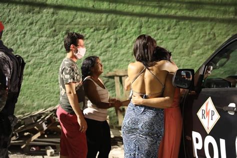 E o policial civil que estava desaparecido foi encontrado morto depois de buscas na região de mata na cidade de piquete quem tem as informações pra gente é ana paula balança a operação para. Encontrado no Recife corpo de policial militar da Rádio ...