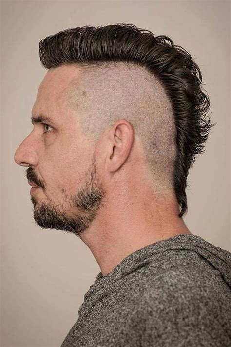 Coupe de cheveux homme avec court dégradé sur le côté et dessus plus long en arrière. Coupe De Cheveux Homme Faux Hawk / Afro Fade Fauxhawk ...