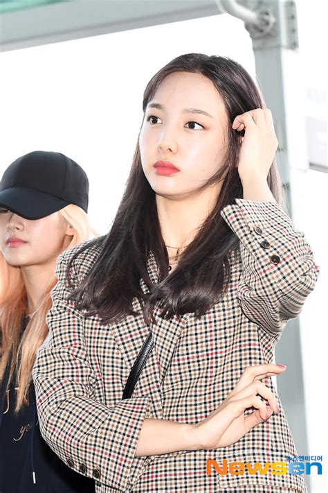 How do we know they're the hottest? TWICE's Nayeon Stuns At The Airport With Natural Make-Up ...