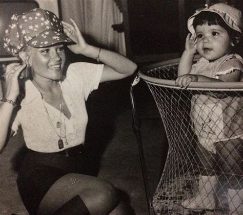 Yazar, henüz 6 yaşındayken anne ve babası boşanmııtır. Gönül Yazar Kimdir?