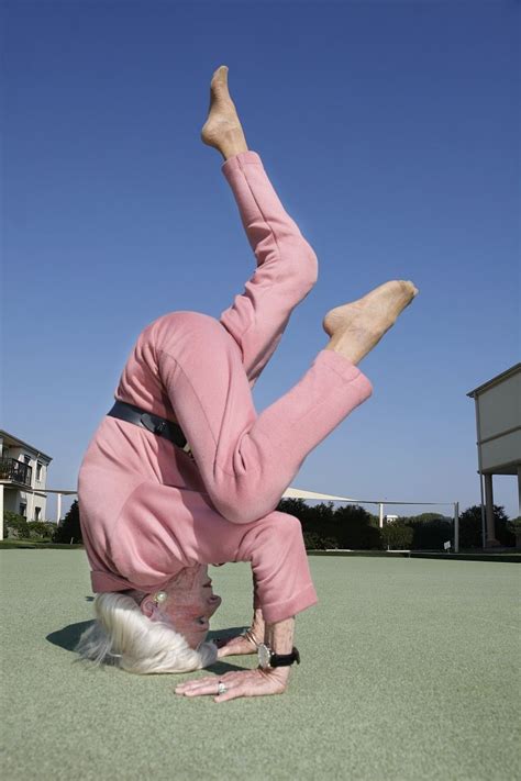 Wenn es dir erlaubt ist, kannst du diese yogaserie auch. Super baka yoge: Bette Calman i u 83. godini dubi na glavi ...
