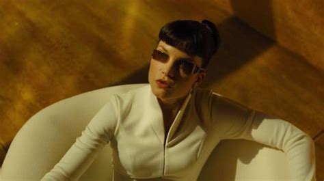 Harrison ford loves ryan gosling: Luv (Sylvia Hoeks) verres comme dans Blade Runner 2049 ...