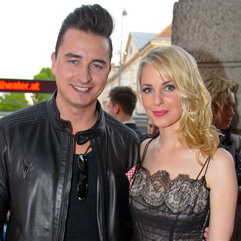 Silvia schneider und andreas gabalier 2015 beim wiener opernball. "Alpen-Elvis" Andreas Gabalier zeigt seine hübsche ...