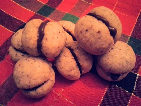 Baci di dama, la ricetta con tutti i passaggi fotografati per preparare questi golosi biscotti, con farcitura di cioccolato fondente! Baci di Dama (con immagini) | Baci di dama