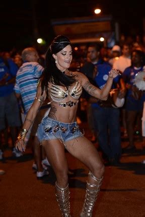 Aline riscado deixa fãs babando ao aparecer completamente nua: EGO - Aline Riscado usa look curto e exibe tatuagem em ...