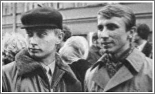 Два десятилетия российского лидера сопровождает. Владимир Путин в молодости в кепке, уникальное фото ...