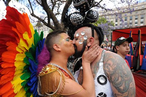 Este paso significativo ha representado no solo un valioso logro dentro de la lucha por la igualdad y el respeto hacia la comunidad lgbt,. 17N: lo que tenés que saber para marchar orgullosx ...