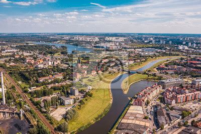 Dzięki nam przejazd do tablica rzeka warta staje się prosty, dlatego ponad 865 milionów użytkowników, w tym mieszkańcy poznań, uważa moovit za najlepszą aplikację dla komunikacji. Obraz Miasto Poznań nad rzeką Wartą, widok z lotu ptaka na ...