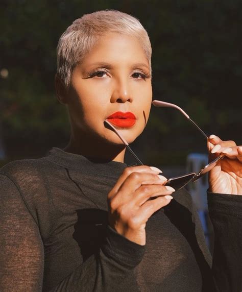 After hours of burst combs, yanking of beard roots and amaranthine tears, … Toni Braxton Debuts New Short Blonde Hair - BlacGoss