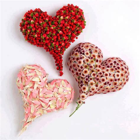 Romantic chocolate strawberries & roses heart box. Valentine's day-Flower and strawberry hearts | Valentijnen ...