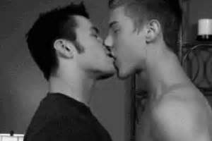 هي حرية شخصية وهاد هاتفا وشو بدنا فيا شو عم تعمل بحياتا هاد يلي نزل صورا الو غاية معا ويلي. gay kiss gay gif | WiffleGif