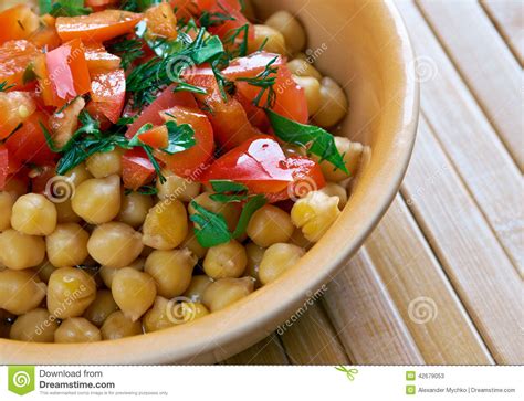 Le batata manousheh (purée de pommes de terre froide, infusée à l'huile de basilic), la salade d'artichauts et de fèves. Lebanese Chickpea Balila stock image. Image of onion - 42679053