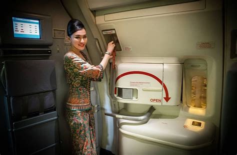 Maybe you would like to learn more about one of these? 【Singapore】 Singapore Airlines cabin crew / シンガポール航空 客室乗務員 ...