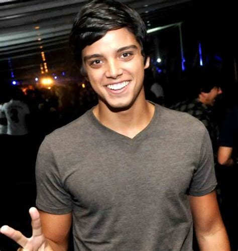 Simas was born in rio de janeiro, the son of capoeirista beto simas and brother of the actors bruno gissoni and. ATOR RODRIGO SIMAS ASSUMIU A SUA HOMOSSEXUALIDADE. ~ Cia ...