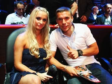 Ehefrau von diego contento kennt alle klischees. Lukas Podolski hat sich mit seiner Monika verlobt ...