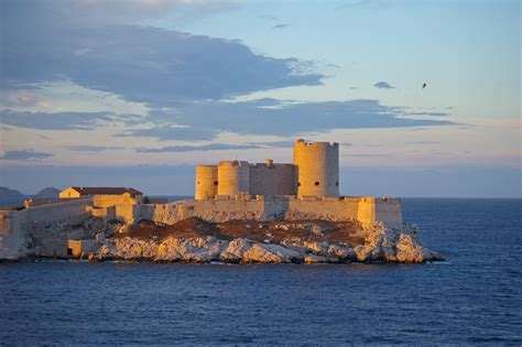 Fort manoel is a star fort commanding marsamxett harbour on manoel island in gzira. Castles and Forts around the world: Top 10 most famous ...