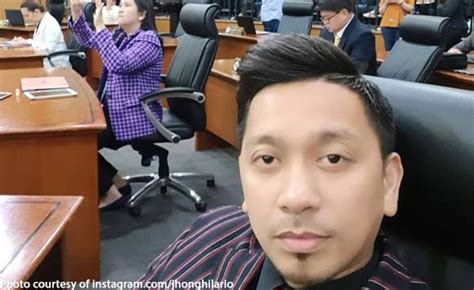 Filipinler'deki streetboys dans grubunun bir parçası. Jhong Hilario sneaks a selfie during council session ...