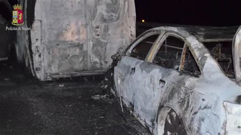 Hanno circondato il portavalori e chiuso la strada con due autocarri messi lungo la carreggia e dati alle fiamme. Arresti per la rapina ai portavalori - CorrieredelMezzogiorno