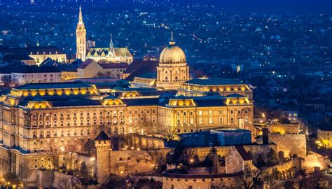 Due terzi della città, pest, sono situati sulla riva orientale pianeggiante, mentre buda si affaccia sulla riva occidentale in collina. Due giorni nella capitale dell'Ungheria: la magia di ...