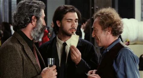 Oliverio es un joven poeta que vive en buenos aires, donde sobrevive a base de cambiar su obra por comida o de vender algunas ideas a una agencia de publicidad. Análisis Soundtrack: "El lado oscuro del corazón" (1992 ...