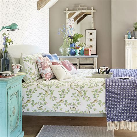 Allowing kids to help pick out a new dresser, or choose bedding for the warmer months can be a great motivator for spring cleaning. Budget bedroom ideas - Cheap bedrooms - Budget bedroom decor