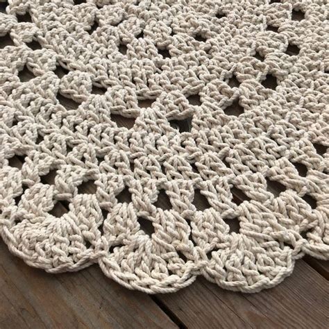 Sehr einfach zu häkeln, man benötigt noch nicht mal eine anleitung, dafür aber eine menge so wird der teppich gehäkelt. NEU Teppich Läufer Gerta gehäkelt / 80cm | Etsy | Teppich ...