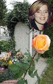 She died on july 10, 1986 in fonyód, hungary. A KIRÁLYNŐ (Molnár Csilla Andrea)