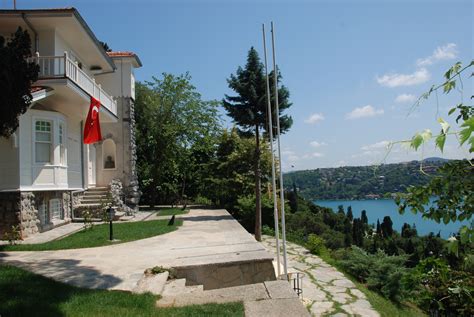 1906'da robert kolej'in hemen yanında bir ev yaptırarak aşiyan adını verdi. Tevfik Fikret gibi özgürce Aşiyan'dan kuş bakışı Boğaz'a ...