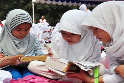 Allah swt menurunkan kitab suci ini pertama kali pada tanggal 17 ramadhan pada 13 tahun sebelum hijriah ke madinah. Hikmah PKP, Ibu Ini Luah Syukur Anak Dah Lancar Baca Al ...