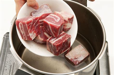 Tapi sebelum kamu memproses daging sapi ada baiknya kamu ketahui dulu setiap bagian dari dagingnya, karena setiap bagian mempunyai tekstur. Daging Sapi Di Masak Tim / Tips Potong Daging Sapi Agar ...