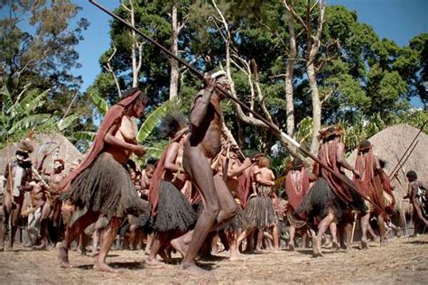 Walau sudah begitu, mereka masih memiliki trauma akibat kalah dalam peperangan sehingga mereka takut bertemu dengan kelompok masyarakat manapun. Sejarah Suku Asmat