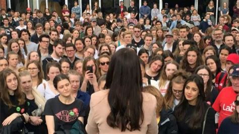 Jacinda ardern grew up on an apple orchard in murupara. இந்த ஜசிந்தா ஆர்டன் யார்? Who is this Jacinda Ardern ...