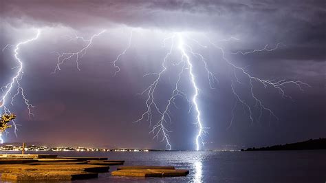 Fr un orage violent est une structure bien organisée, et tout ce qui s'y passe ou ce que nous voyons a une cause. Foudre, éclairs et grêle : à la recherche du plus beau ...