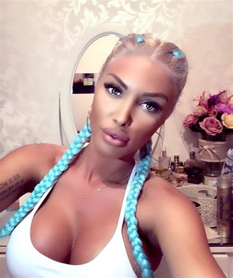 Loredana chivu a fost filmată în avion, în timp ce se săruta cu un celebru manelist. Loredana Chivu a recunoscut! Câte operaţii estetice are ...