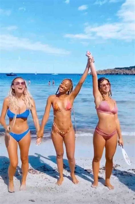 She is an italian television presenter from catania, sicily. Diletta Leotta, racchettoni in spiaggia: arriva una brutta ...