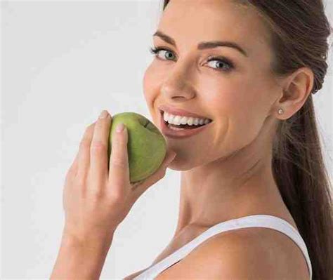Be sure to avoid chewy, crunchy foods (e.g., popcorn or carrots) for the first week, as these foods can get stuck in and irritate the tooth extraction site. Can i eat apples with dental implants - Dental News Network
