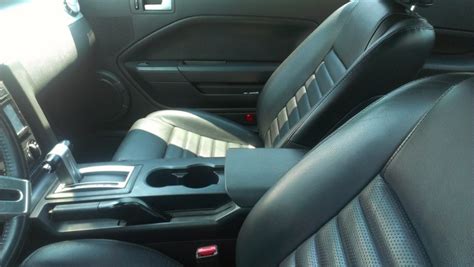 Standard equipment on the v6 standard includes keyless entry; 2006 Ford Mustang - Interior Pictures - CarGurus