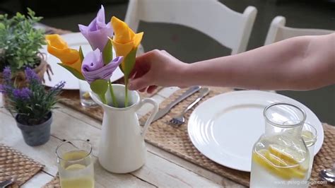 Il cappello a forma di campana ha i piccoli petali che devono essere arrotolati saranno ancora bagnati. IL PORTATOVAGLIOLI A FORMA DI FIORE! - YouTube