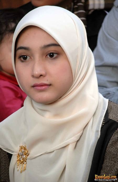 Oleh kaum muslimin, secara amaliyah, di hampir semua negara muslim sampai saat ini. ~ cantik dengan menggunakan jilbab