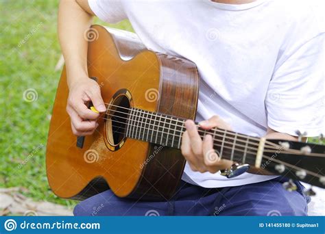 We did not find results for: Junger Mann, Der Akustikgitarre Im Garten Spielt Stockfoto ...