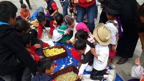 Actualmente este tipo de juegos se siguen utilizando, pero en las instituciones. Augusto X Espinosa A on Twitter: "Raymi Shungo en Quito! Minga, juegos tradicionales, pamba mesa ...