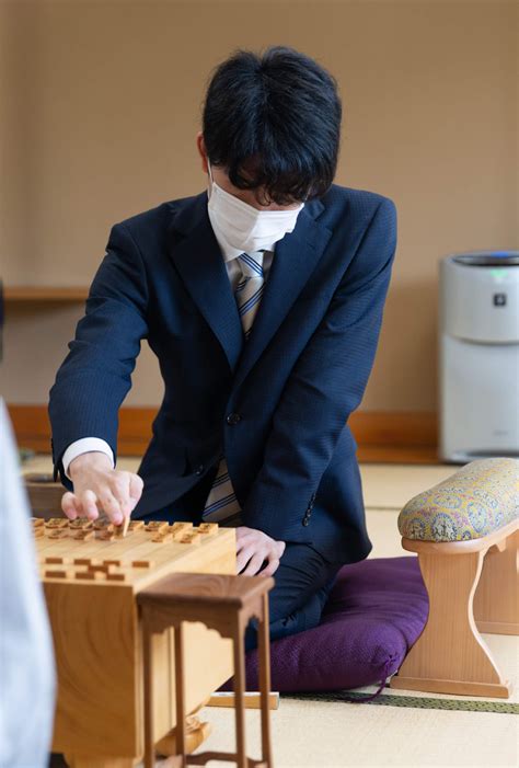 He is the youngest person to be awarded professional status by the japan shogi association and one of only five players to become. 藤井聡太七段が先勝 異例のスーツ姿でタイトル戦デビューを ...