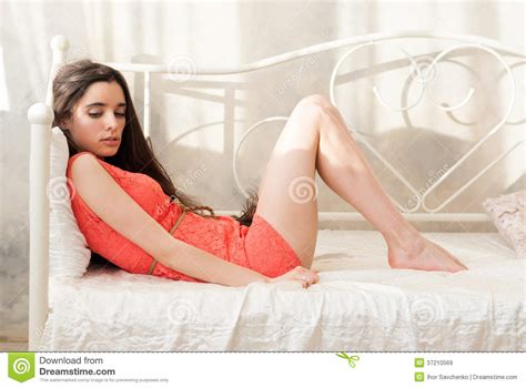Gefesselt ausgeliefert auf dem bett. Sinnliches Schlankes Mädchen, Das Auf Dem Bett Liegt ...