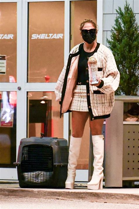 Ahead of the 8 pm est broadcast of the show, lopez posed solo on the red carpet in a festive outfit, naturally. Jennifer Lopez in a Protective Mask Arrives in the ...