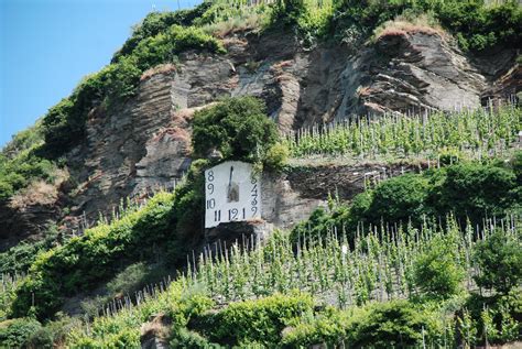 Der steinige, mittelgründige, graue tonschiefer verleiht den rieslingen eine delikate und frische säure. Wehlener Sonnenuhr • Historische Stätte » outdooractive.com