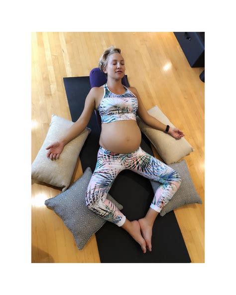 Kate hudson debuts drastic new look after hiding it for weeks on instagram. Kate Hudson performs pregnancy yoga in new photo - Reality ...