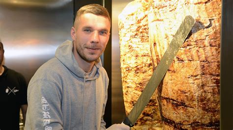 Oft zeigt er seinen vater nicht. Projekt Döner: Darum eröffnet Lukas Podolski eigenen ...