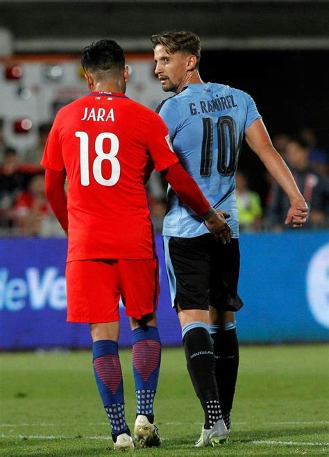 Las selecciones de uruguay y chile empataron a un gol en el partido por la copa américa. Has he done it again!? Chile's Gonzalo Jara touches Gaston ...