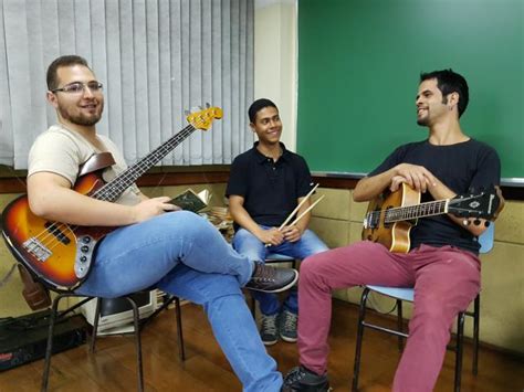 Di ritmo o brano musicale, caratterizzato da sincope; Síncope Jazz Trio - Instituto UsiminasInstituto Usiminas