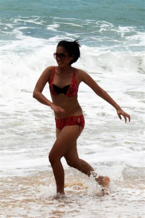 Usahakan, lakukan pose candid ini di pinggir danau atau pantai yang memiliki pemandangan segar nan natural di sekitarnya. 2012: Foto Penyanyi Dangdut Melinda Bikini di Pantai